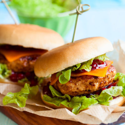 DFR-organic-quarter-pound-frozen-turkey-burger-lifestyle